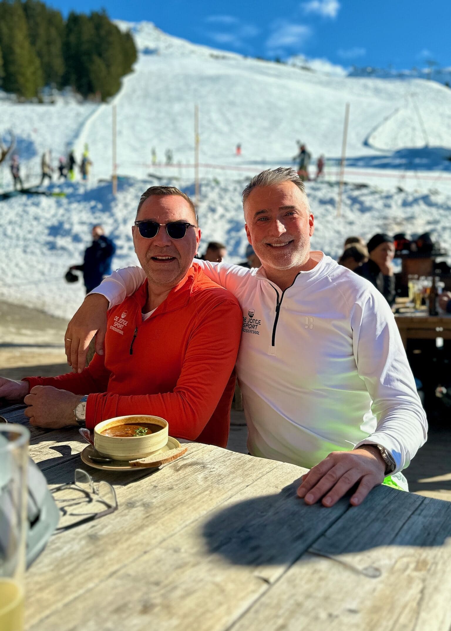 Twee vrienden op het terras tijdens apres-ski