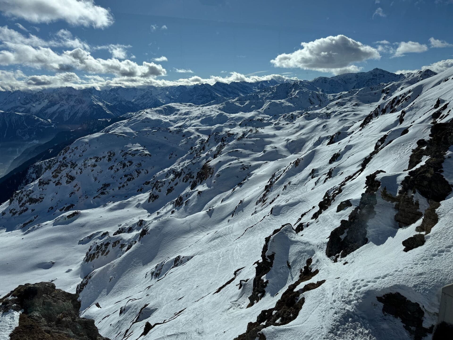 Weids uitzicht over besneeuwde bergen, Zillertal februari 2025