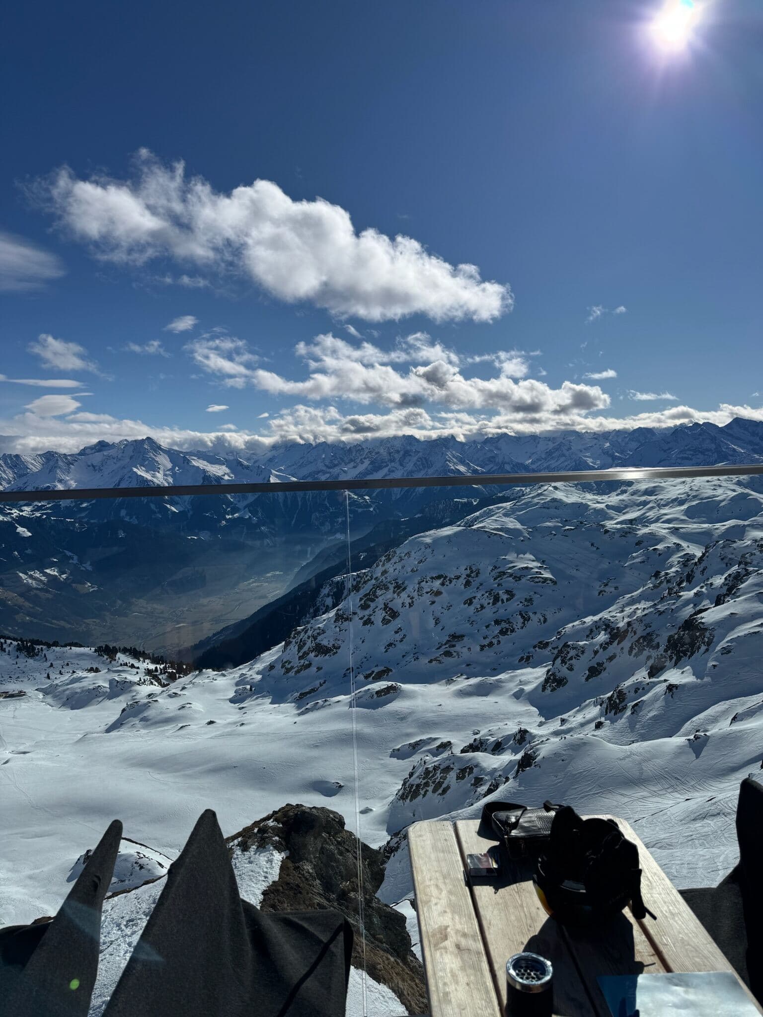 Bergpanorama vanaf terras met ligbedden, Zillertal februari 2025