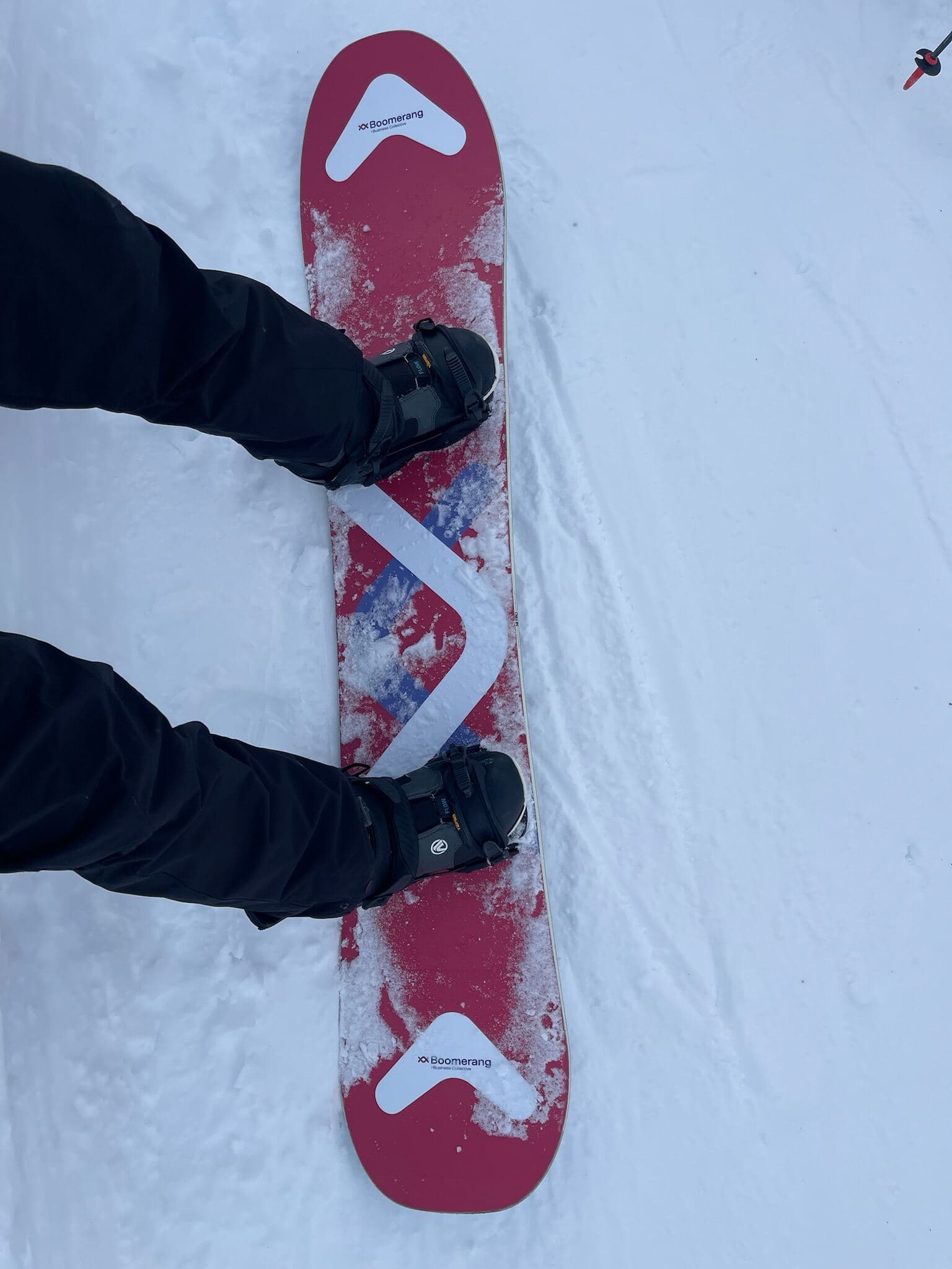 Boomerang branded snowboard op de piste