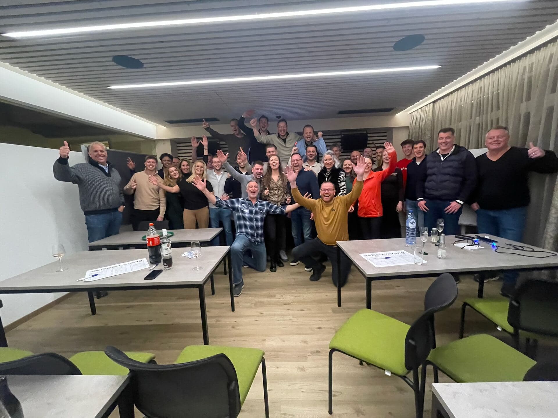 Groepsfoto na de pubquiz, iedereen juicht
