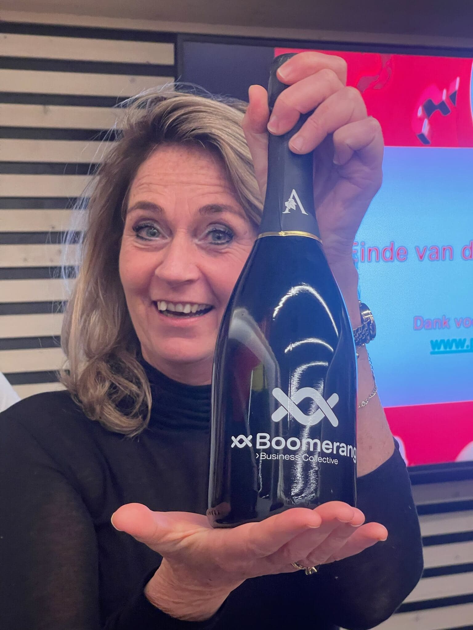 Trotse winnaar met Boomerang champagnefles