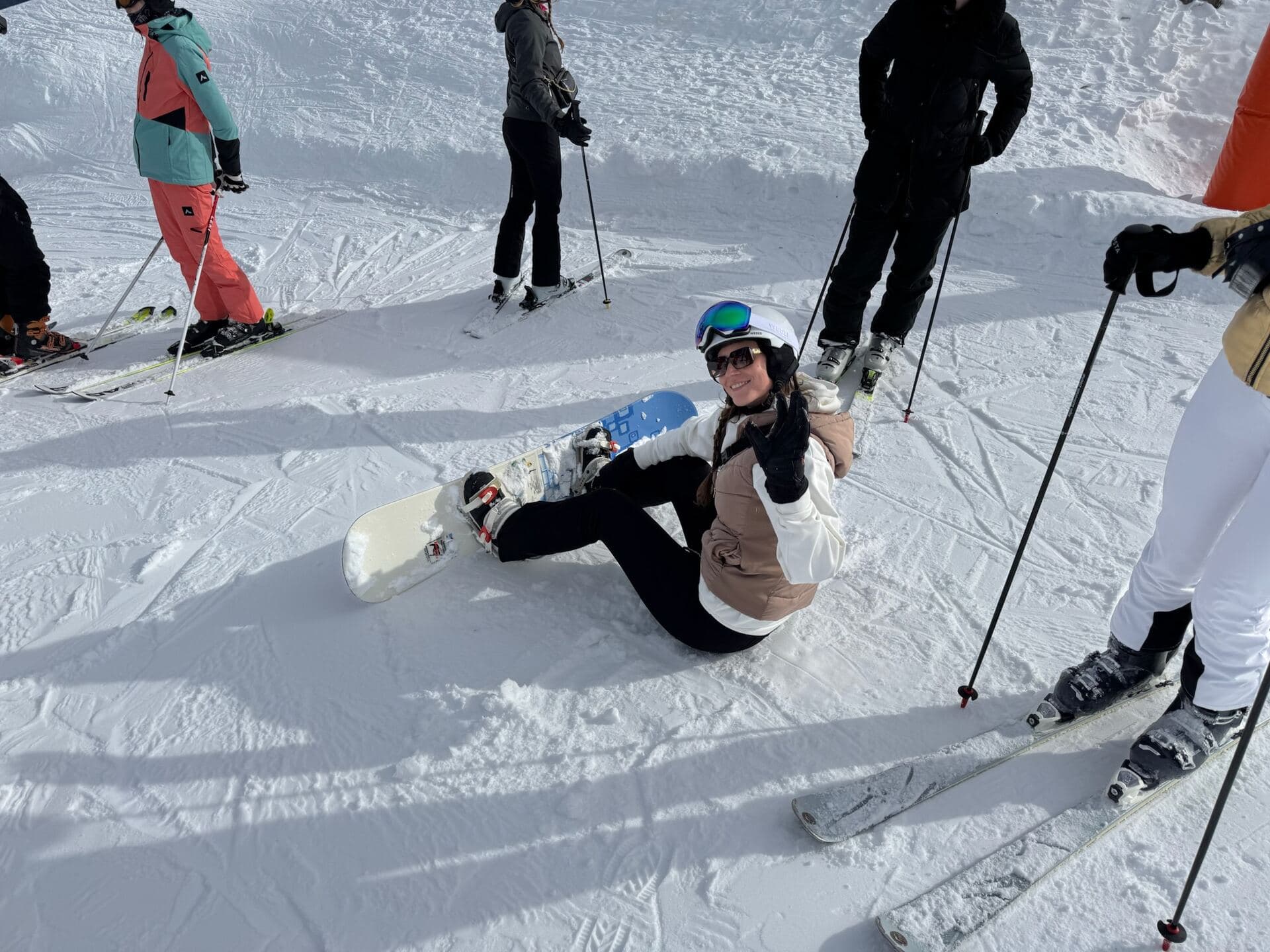 Snowboarder rust uit op de piste, Zillertal
